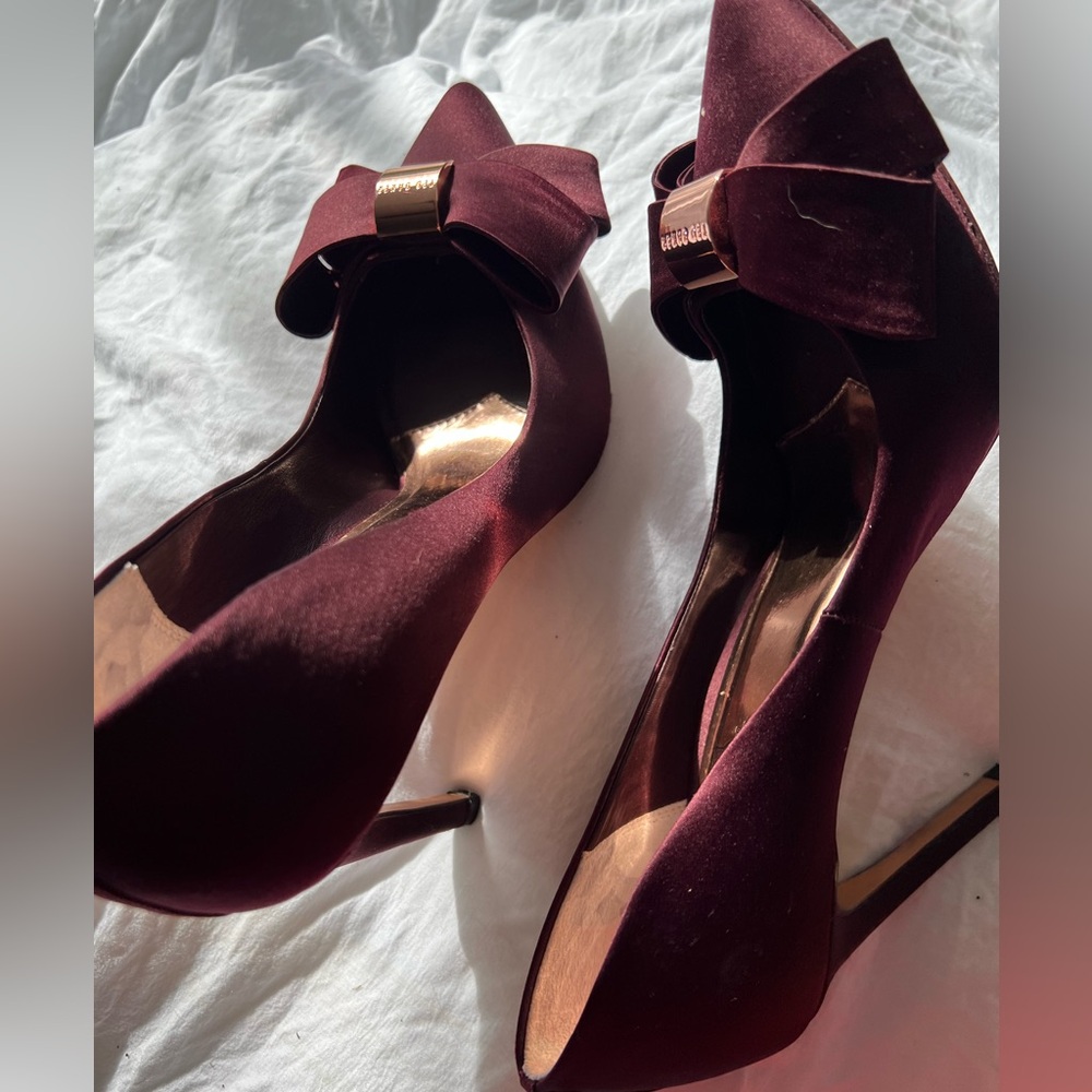 Gorgeous Ted Baker Bow pumps Plum 39